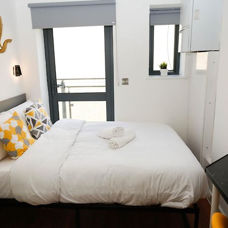 New Luxury Apartments In Central Location Next To Shops, Cafes, Bars & Metro Лондон Екстер'єр фото