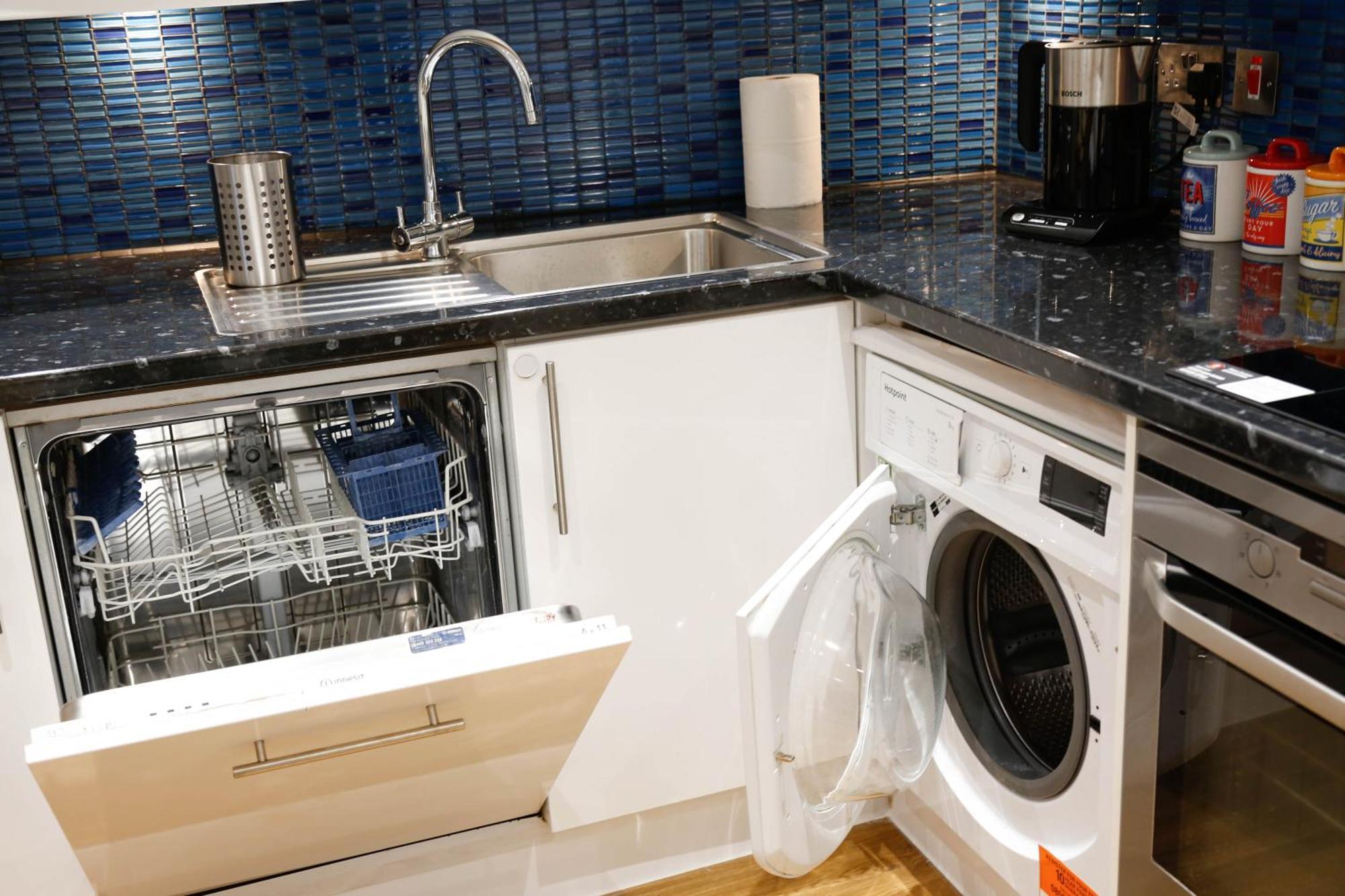 New Luxury Apartments In Central Location Next To Shops, Cafes, Bars & Metro Лондон Екстер'єр фото