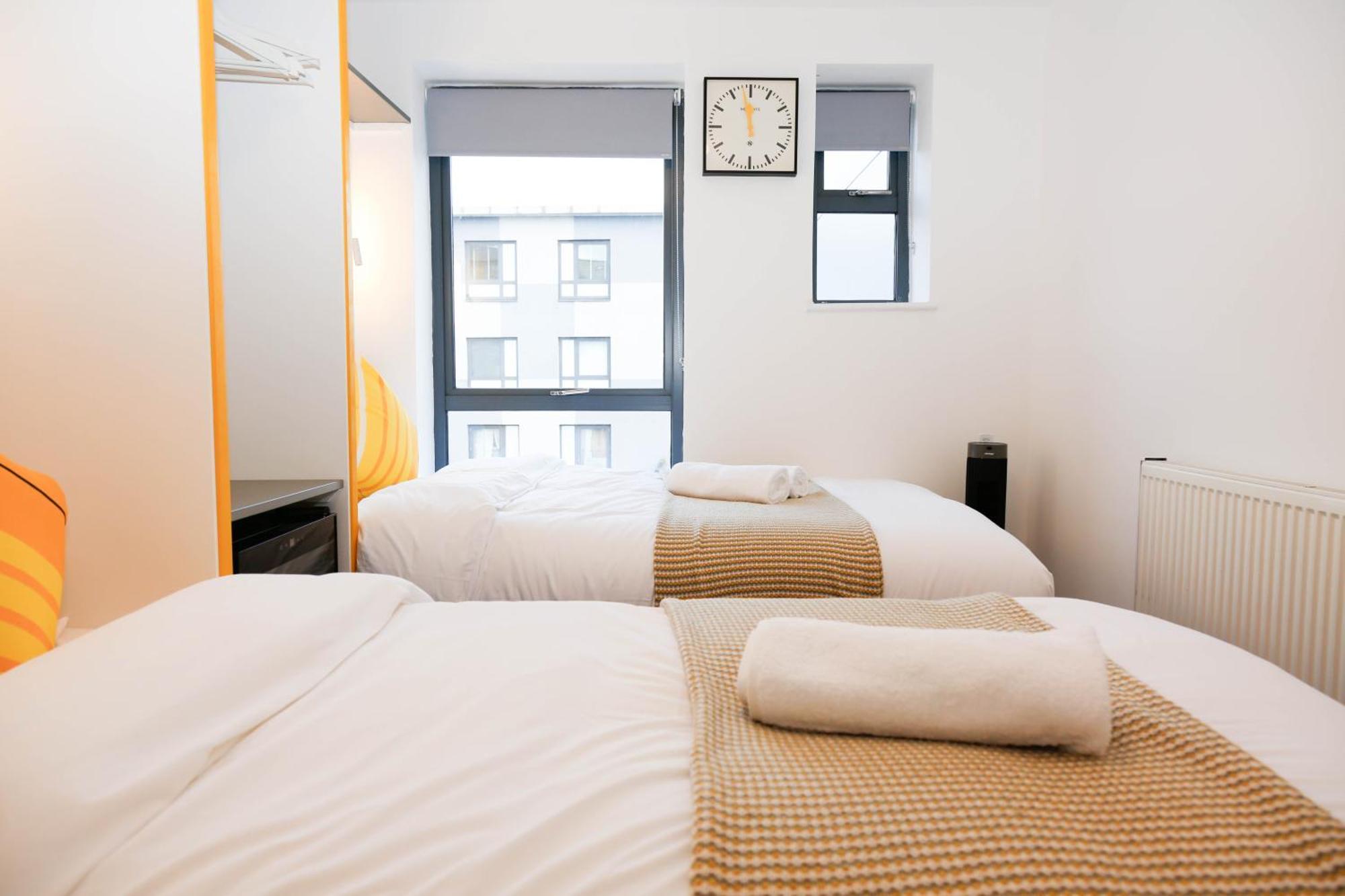 New Luxury Apartments In Central Location Next To Shops, Cafes, Bars & Metro Лондон Екстер'єр фото