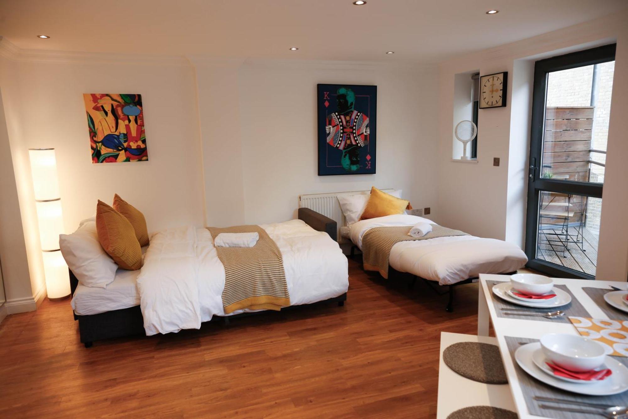 New Luxury Apartments In Central Location Next To Shops, Cafes, Bars & Metro Лондон Екстер'єр фото