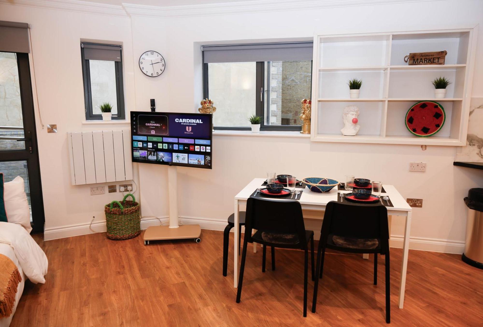 New Luxury Apartments In Central Location Next To Shops, Cafes, Bars & Metro Лондон Екстер'єр фото