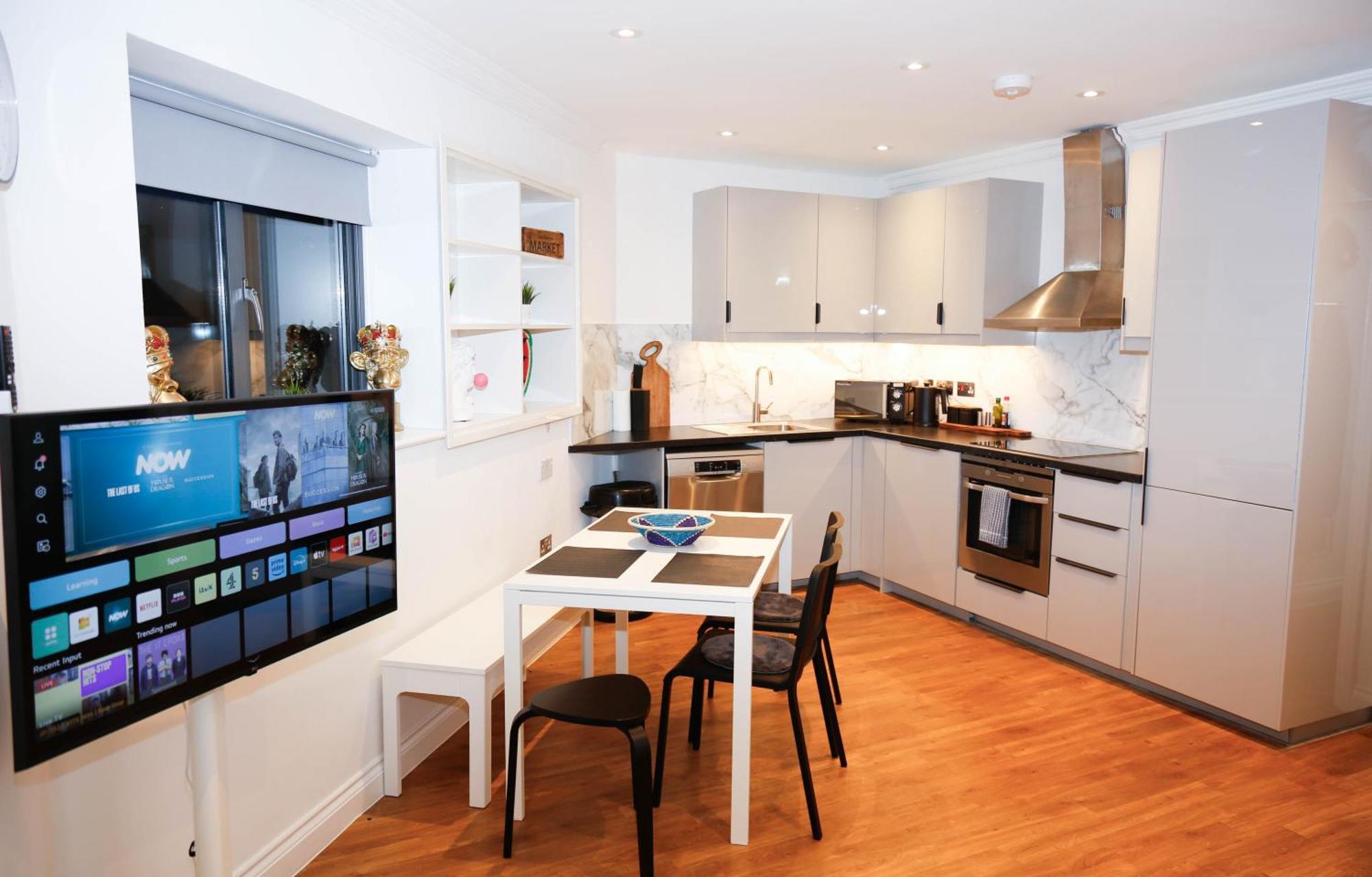 New Luxury Apartments In Central Location Next To Shops, Cafes, Bars & Metro Лондон Екстер'єр фото