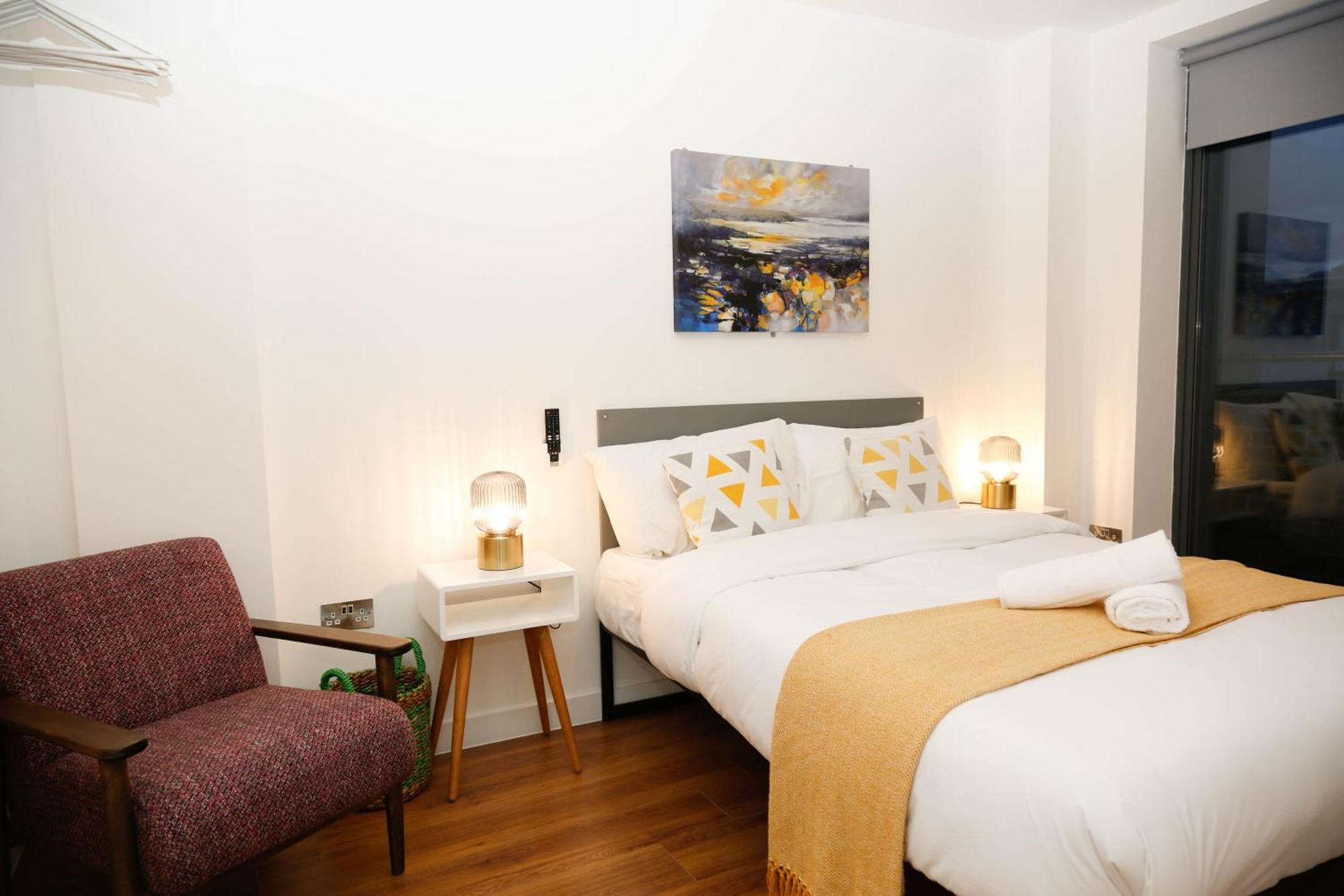 New Luxury Apartments In Central Location Next To Shops, Cafes, Bars & Metro Лондон Екстер'єр фото