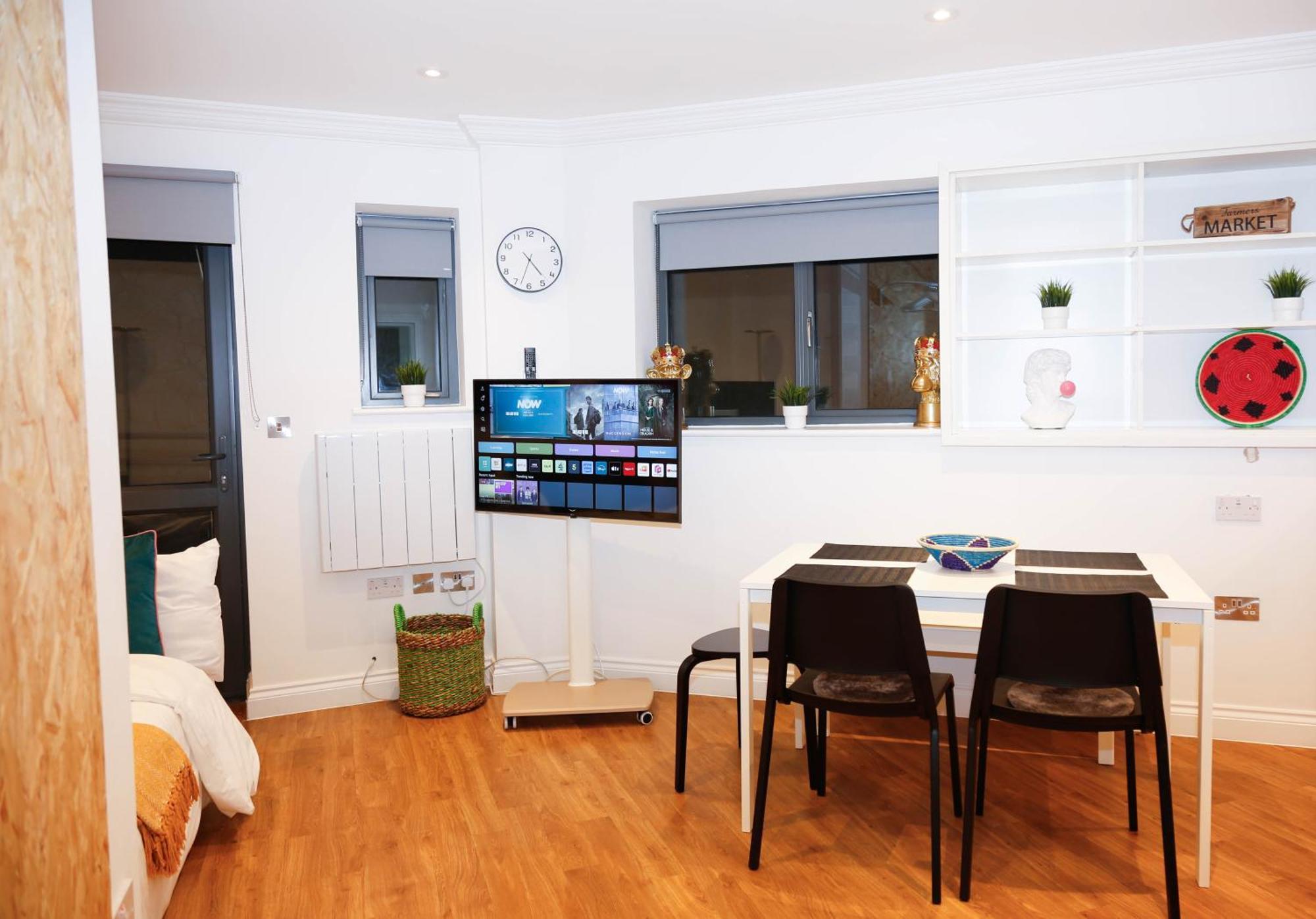 New Luxury Apartments In Central Location Next To Shops, Cafes, Bars & Metro Лондон Екстер'єр фото