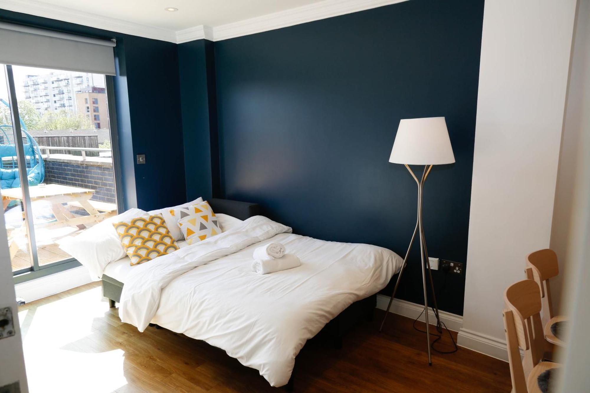 New Luxury Apartments In Central Location Next To Shops, Cafes, Bars & Metro Лондон Екстер'єр фото