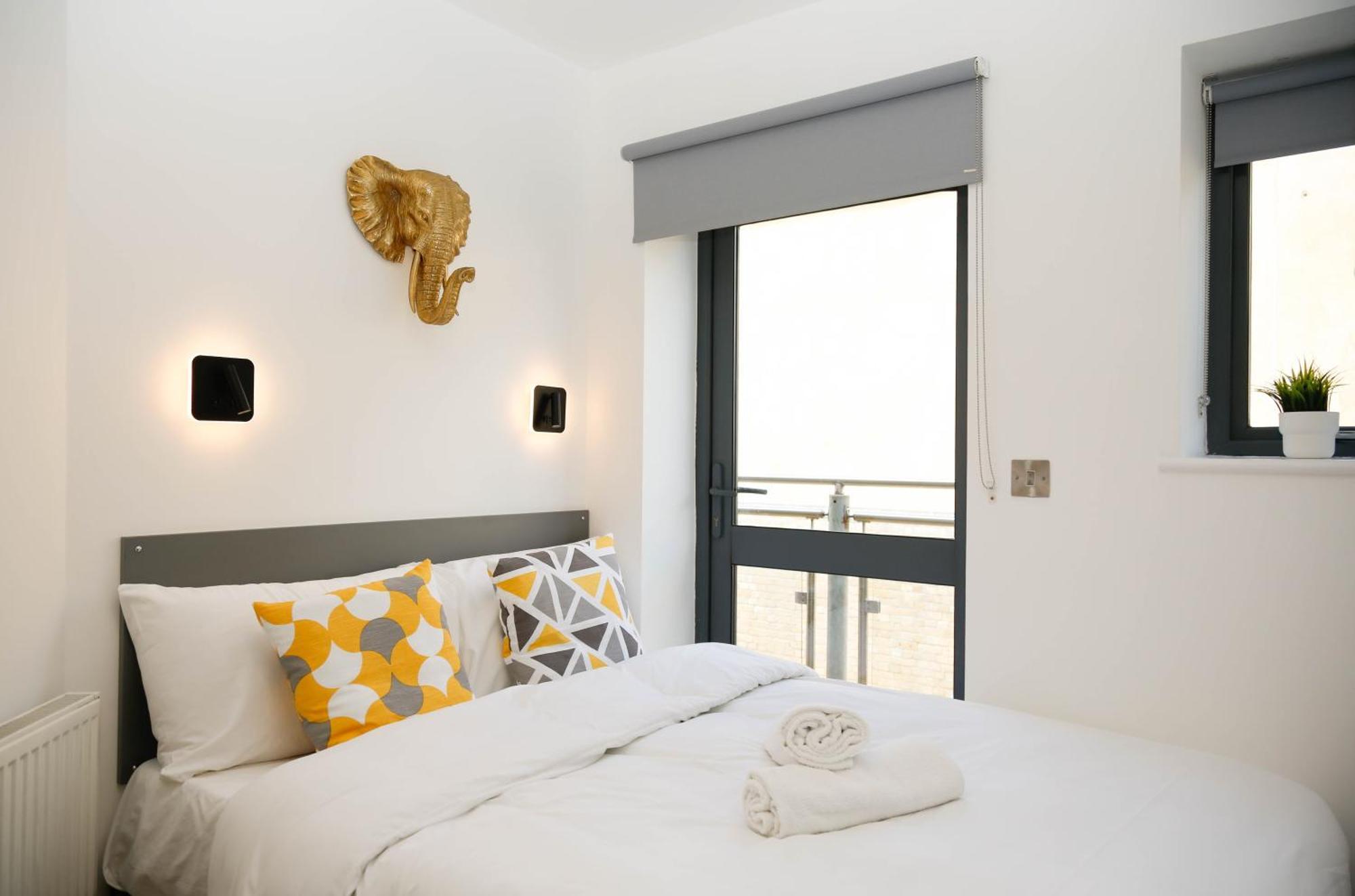 New Luxury Apartments In Central Location Next To Shops, Cafes, Bars & Metro Лондон Екстер'єр фото