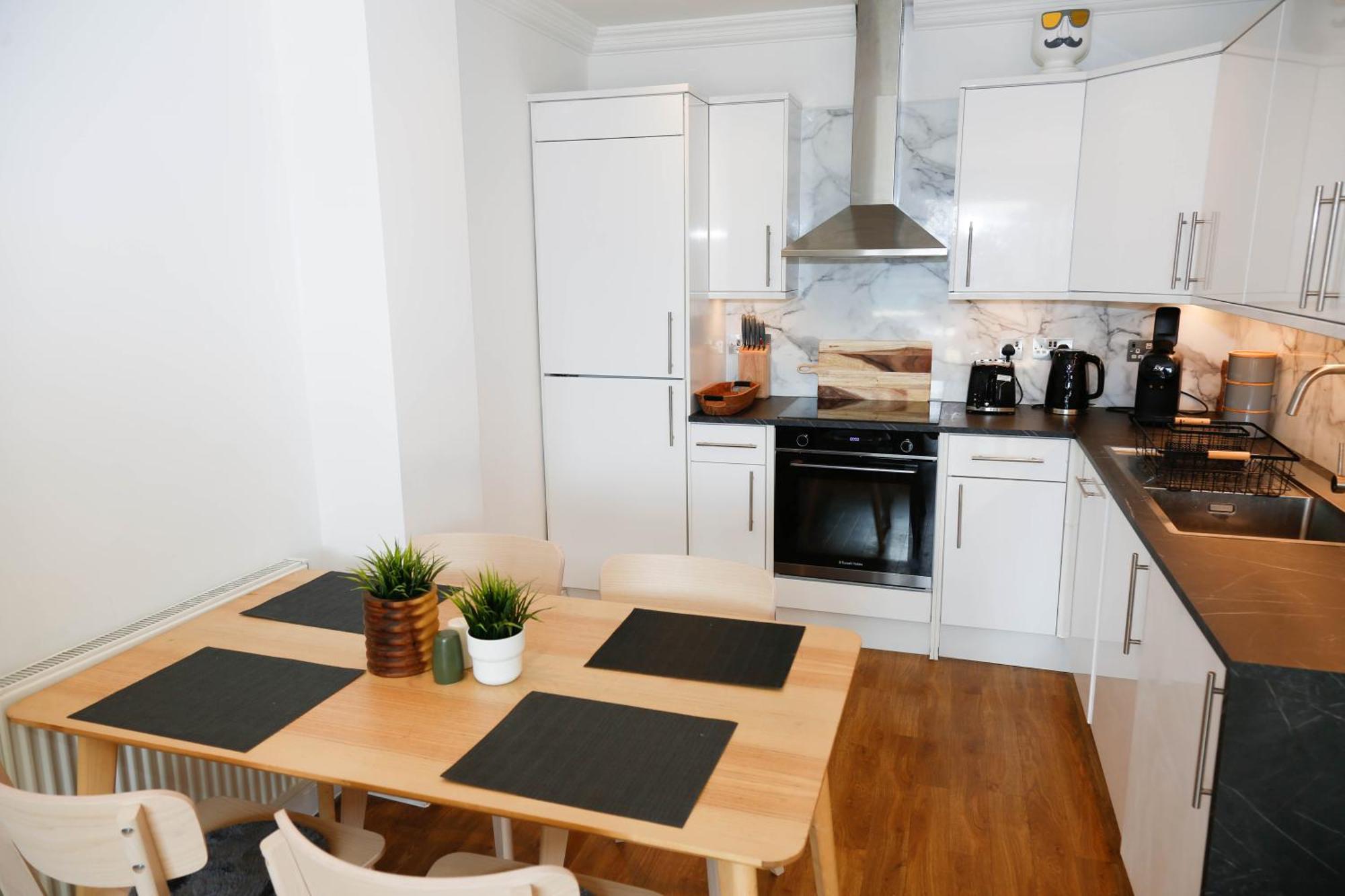 New Luxury Apartments In Central Location Next To Shops, Cafes, Bars & Metro Лондон Екстер'єр фото