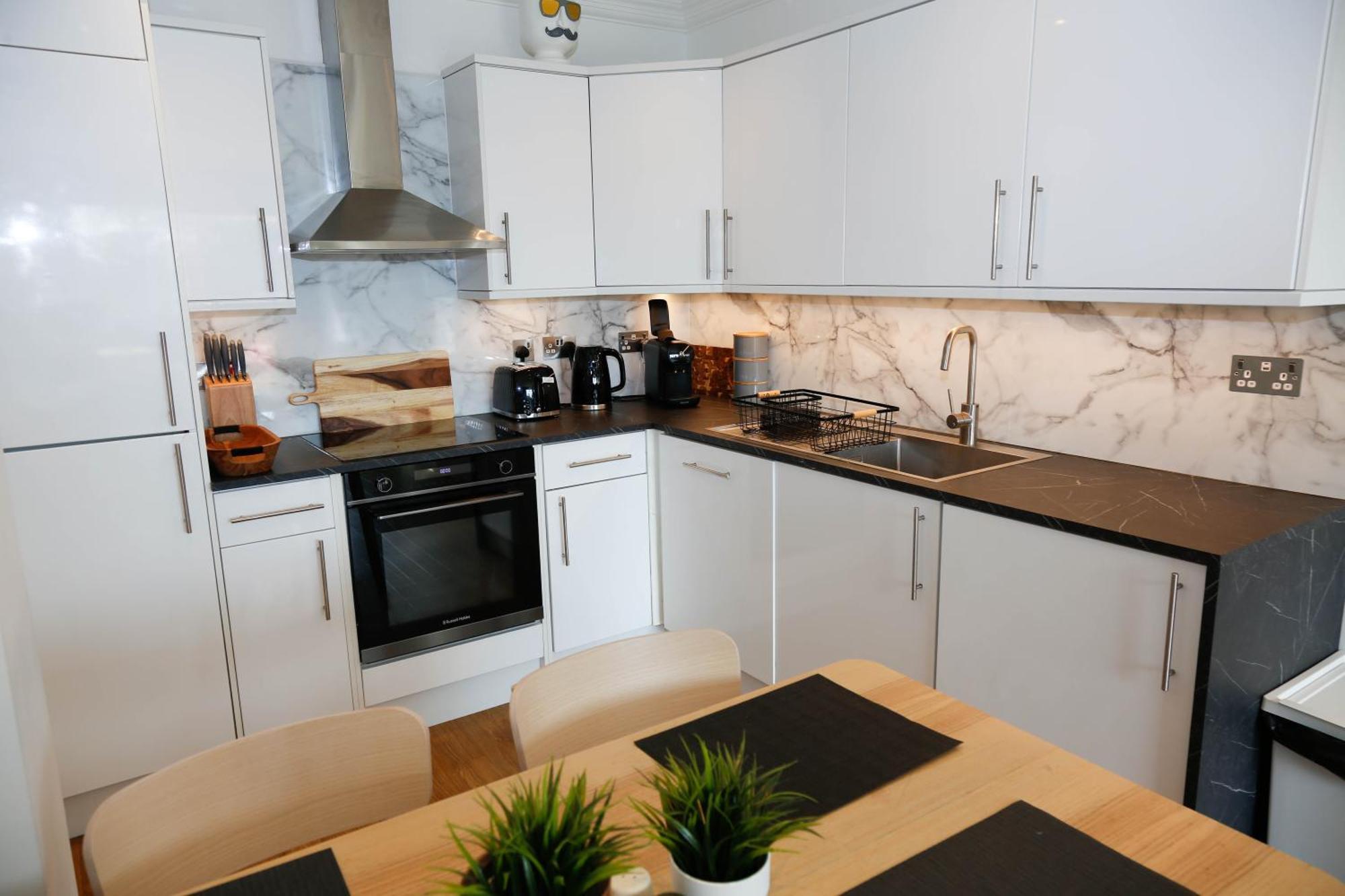 New Luxury Apartments In Central Location Next To Shops, Cafes, Bars & Metro Лондон Екстер'єр фото